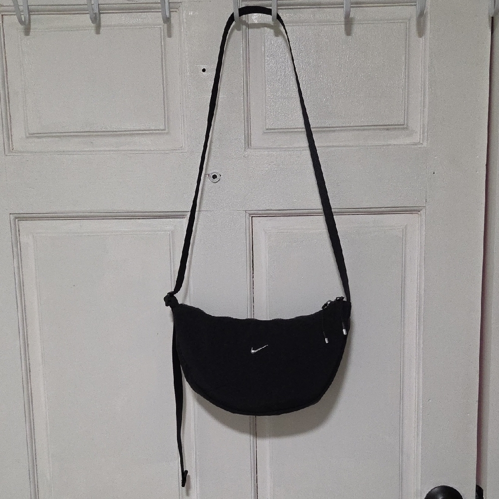 Like New Authentic Nike Black Crescent Crossbody Bag Limited Edition Classic